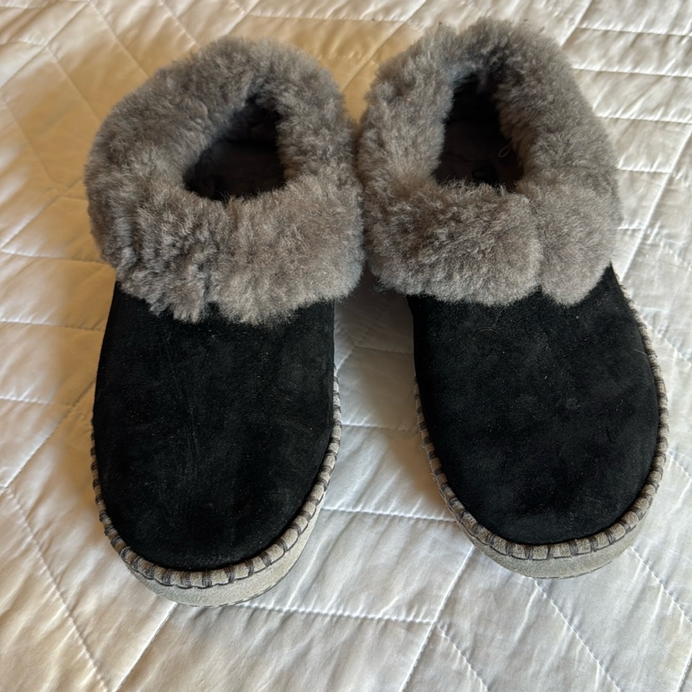 UGG Women’s Wrin Slippers Size 8